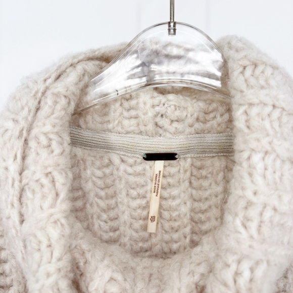 FREE PEOPLE | Fluffy Fox Boxy Chunky Knit Turtleneck Sweater in Pearl | Sz XS - Picture 11 of 15